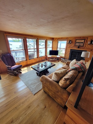 Living area - Cozy 2-bedroom cottage in quaint Lake Tomahawk with AC and King Bed (Lake Tomahawk)