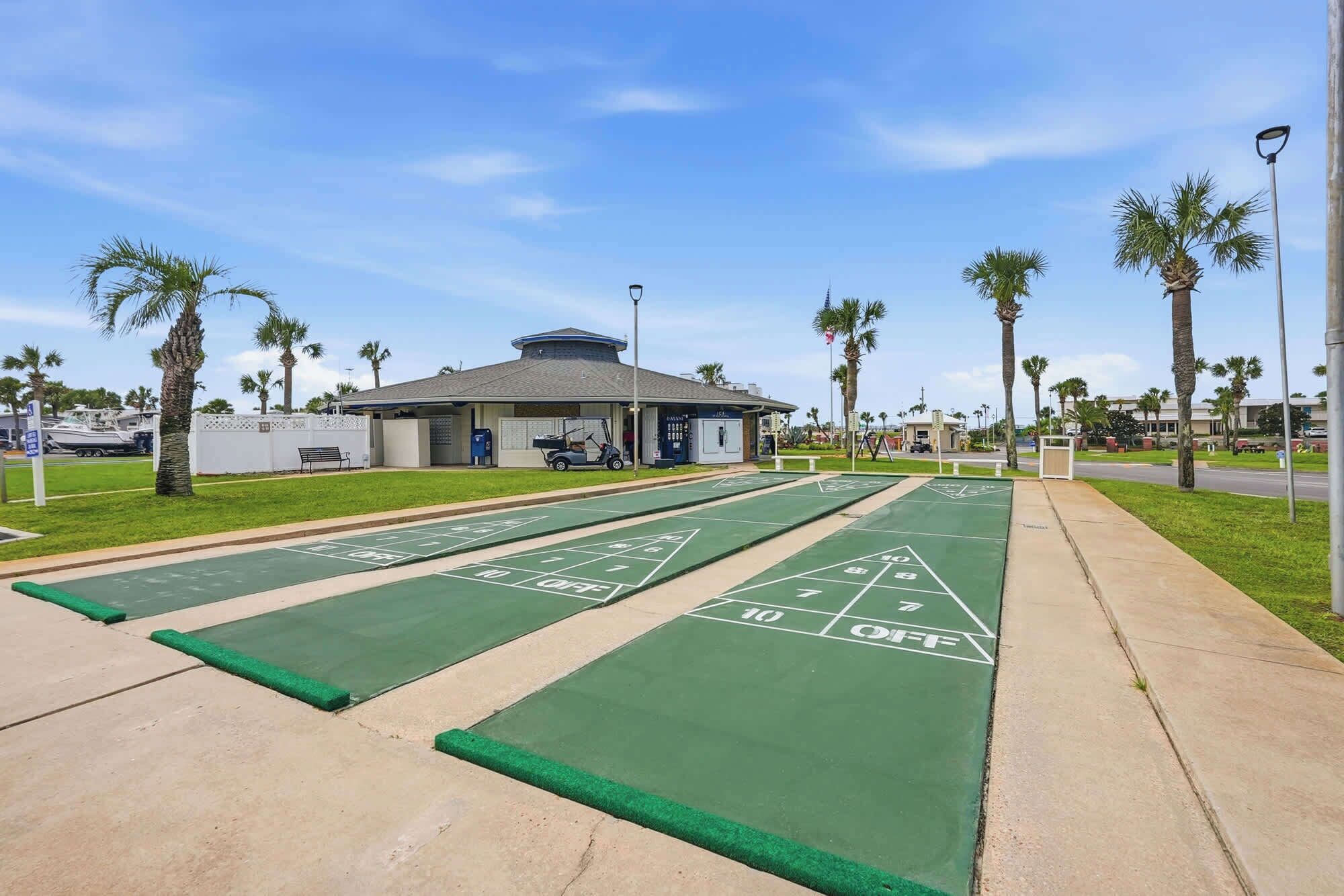 Un terrain de jeu de shuffleboard avec un bâtiment en arrière-plan.