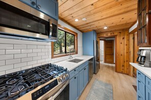 Private kitchen - Homewood Cabin in the Pines — Near the Lake & Homewood Ski Area (Homewood)