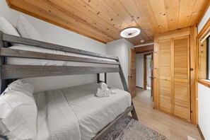 WiFi, bed sheets - Homewood Cabin in the Pines — Near the Lake & Homewood Ski Area (Homewood)