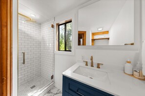 Towels, soap, toilet paper - Homewood Cabin in the Pines — Near the Lake & Homewood Ski Area (Homewood)