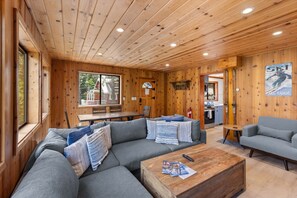 Living area - Homewood Cabin in the Pines — Near the Lake & Homewood Ski Area (Homewood)