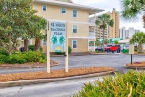 A sign for St. Martin Beachwalk Villas with a clear view of the building's entrance and parking area. - Beachside Condo in Miramar Beach (Destin)
