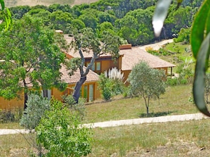 A rural house with a tiled roof, surrounded by greenery and trees. - Quinta Sonhos, for romantic nature lovers, Lagos (Lagos)