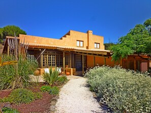 A house with a patio, a gravel path, and various plants. - Quinta Sonhos, for romantic nature lovers, Lagos (Lagos)