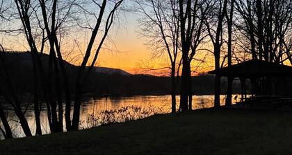Secluded 25 acre Spacious Hudson Valley Retreat - Mins to Rhinebeck