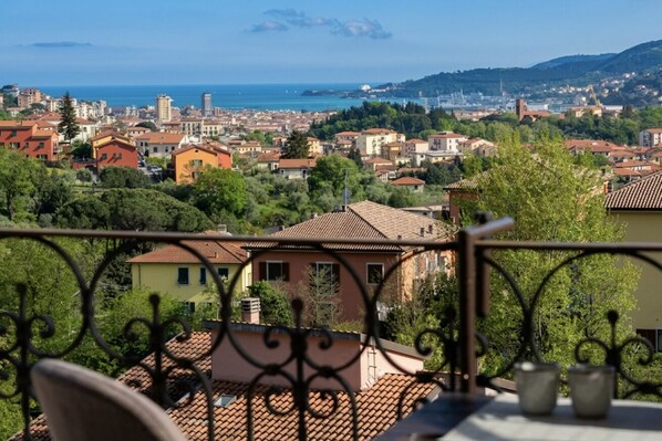 A balcony with a view of a coastal cityscape, including buildings and the sea. - [Residenza la Guercia]Seaview-5 terre-A/C (La Spezia)