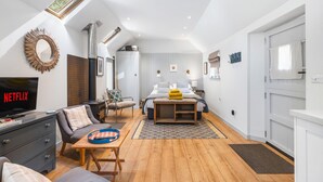 Una sala moderna con chimenea, televisor y un espacio de estar acogedor.