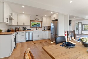 Private kitchen - Highland House | Wine Country | Private Hot Tub (Madison)