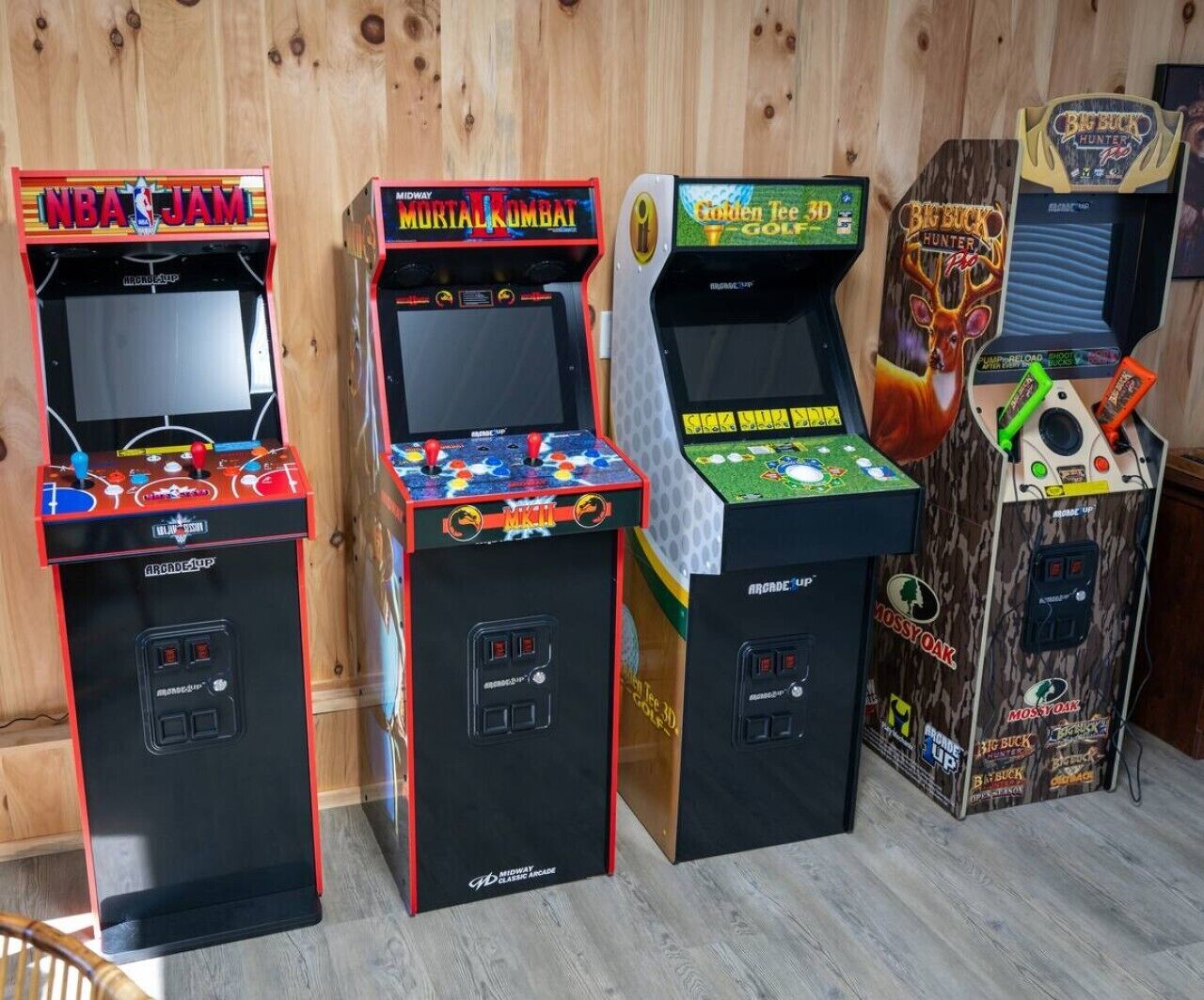 Fyra arkadspel med olika spel, bland annat NBA Jam, Mortal Kombat, Golden Tee 3D och Big Buck Hunter.