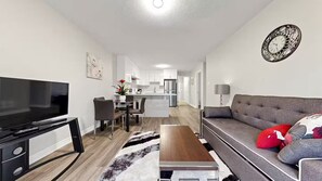 Living area - Private 2BR Lower Floor Suite - Private Entrance
AC in vibrant Richmond Hill (Richmond Hill)