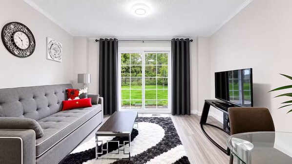 Living area - Private 2BR Lower Floor Suite - Private Entrance
AC in vibrant Richmond Hill (Richmond Hill)