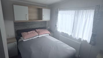 3 bedrooms, iron/ironing board, bed sheets