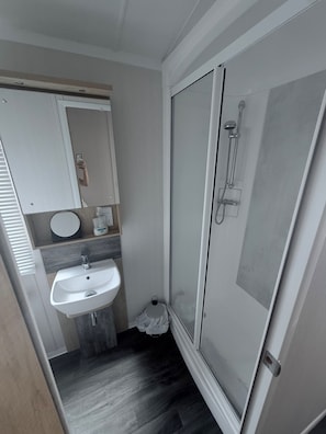 Shower, hair dryer - Coastfields 8 Berth Holiday Home (Skegness)