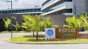Ein modernes Gebäude mit einem Schild, das 'Beach Class Solare Residence' anzeigt.