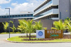 A modern building with a sign for 'Beach Class Solare Residence.' - Beach Class Solare por YOLO (Ipojuca)