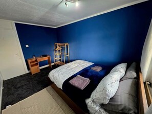 A bedroom with a bed, a desk, and a chair. - Cosy Modern Flat by Etihad Stadium & Co-op Live (Manchester)