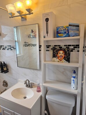 Haartrockner, Handtücher, Seife, Shampoo