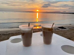Two plastic cups with straws on a white table against a sunset view. - Apartment in Salou, 2 minutes from the beach (Salou)
