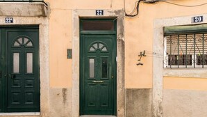 A building with two green doors, each marked with a number. - River View Studio Alfama (Lisbon)