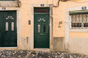 A building with two green doors, each marked with a number. - River View Studio Alfama (Lisbon)