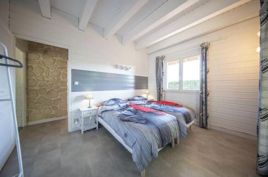 Iron/ironing board, bed sheets