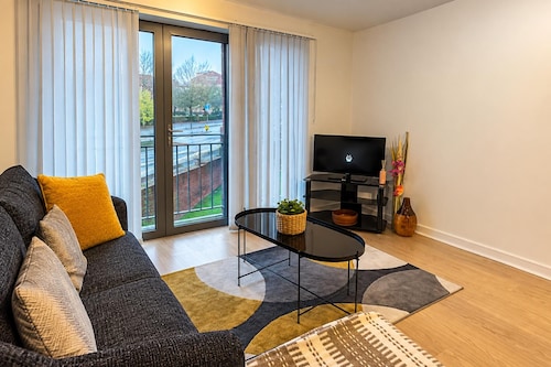 1-bed - Sleeps 4 - Parking - Central Location