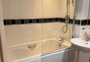 Bañera con ducha, bañera profunda, toallas