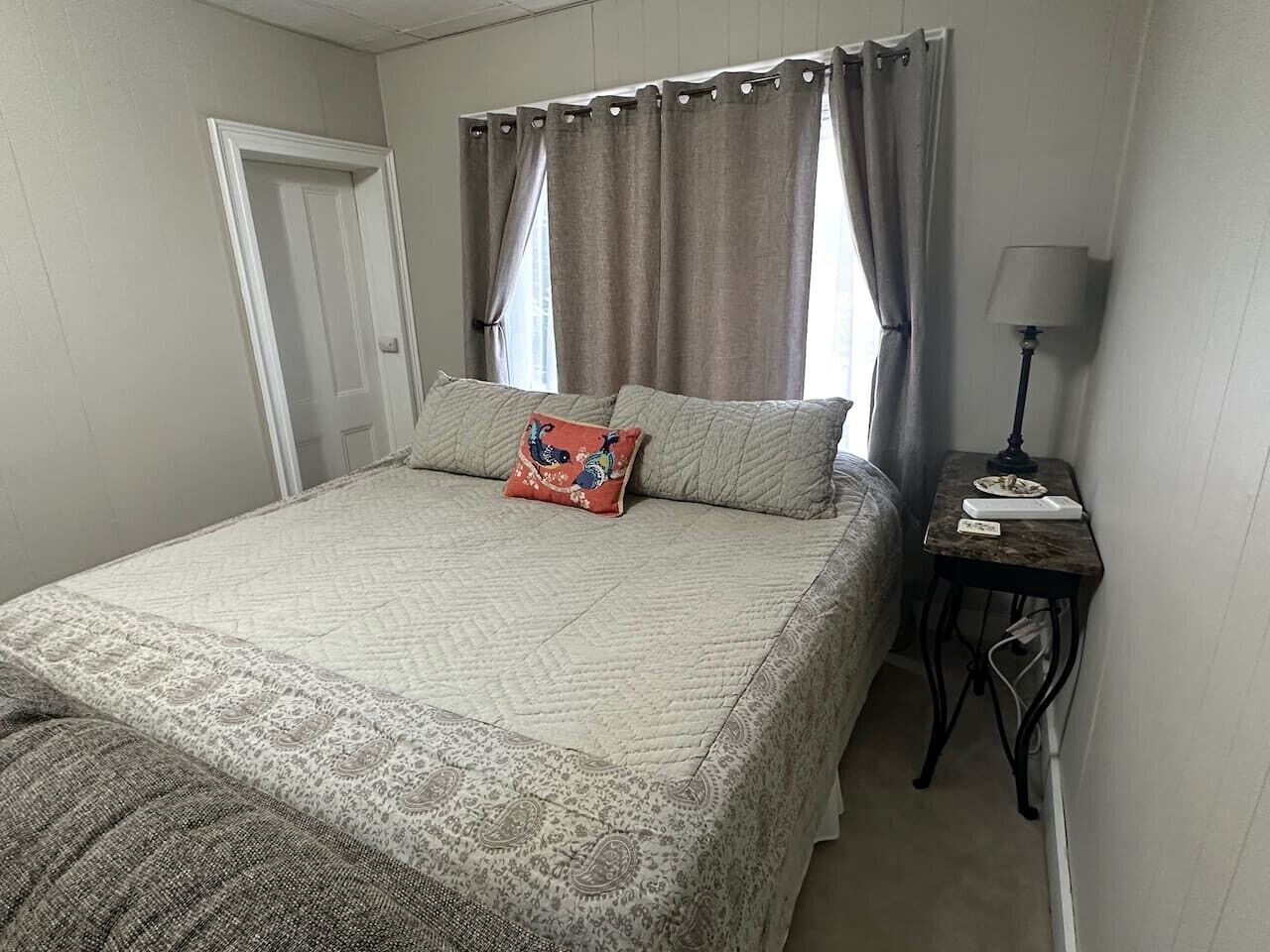 Tabla de planchar con plancha, wifi y ropa de cama 