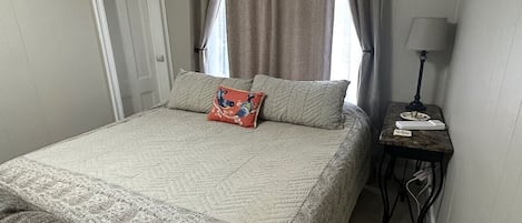 Tabla de planchar con plancha, wifi y ropa de cama