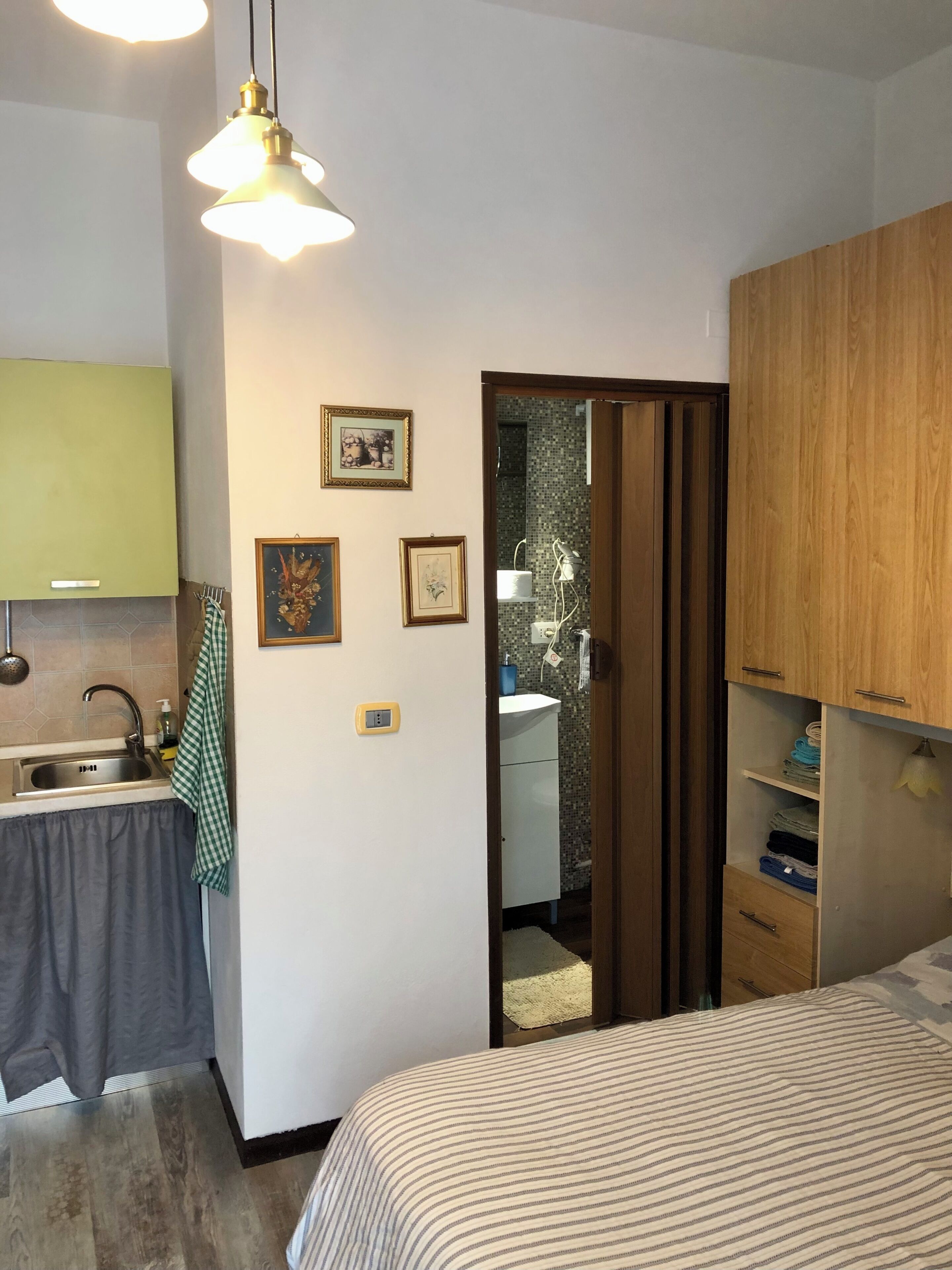 Tabla de planchar con plancha y ropa de cama