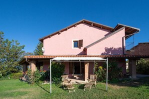 Una casa de dos pisos con un porche cubierto.