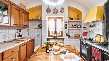 Coffee/tea maker, fridge, microwave, oven