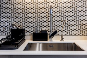 Cafetière/bouilloire, réfrigérateur, micro-ondes, bouilloire électrique
