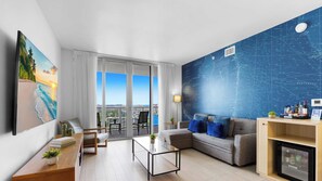 Living room-open-layout - Luxurious Elegant 1BR with Bay View - Pool & Beach (Hallandale Beach)