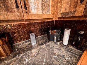 A kitchen with a marble countertop, a coffee machine, and a knife block. - *NEW* River Valley Retreat ~ directly on White River (Mountain View)