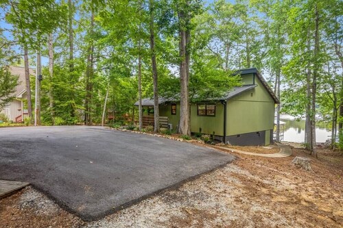 Crooked Creek Hideaway | Private Lakefront Escape