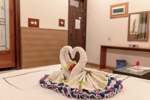Una toalla con forma de corazón y decoración floral sobre una mesa.