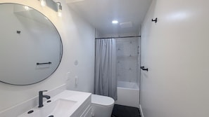 Regadera, secadora de cabello, bidet, toallas 