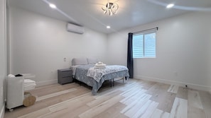 Tabla de planchar con plancha, wifi y ropa de cama 