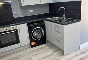 Fridge, microwave, oven, stovetop - House - Sleeps 2 - Parking (Crawley)