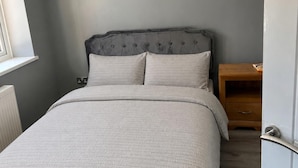Unclassified image, 4 of 10, button - House - Sleeps 2 - Parking (Crawley)