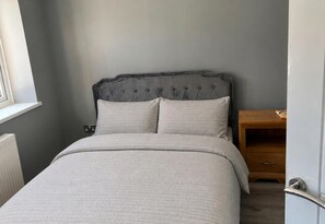 1 bedroom, free WiFi, bed sheets - House - Sleeps 2 - Parking (Crawley)