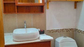 Habitación cuádruple, vistas al jardín | Baño