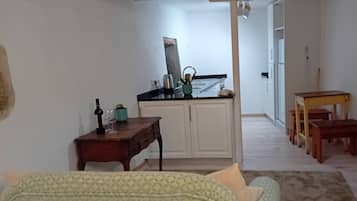 House, 1 Bedroom, Mountain View | Living room | Books