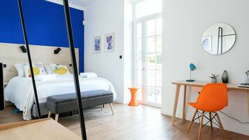 Une chambre à coucher moderne avec un lit, un bureau et une chaise.