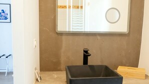 تجهيزات دش، مجففات شعر، مناشف، صابون