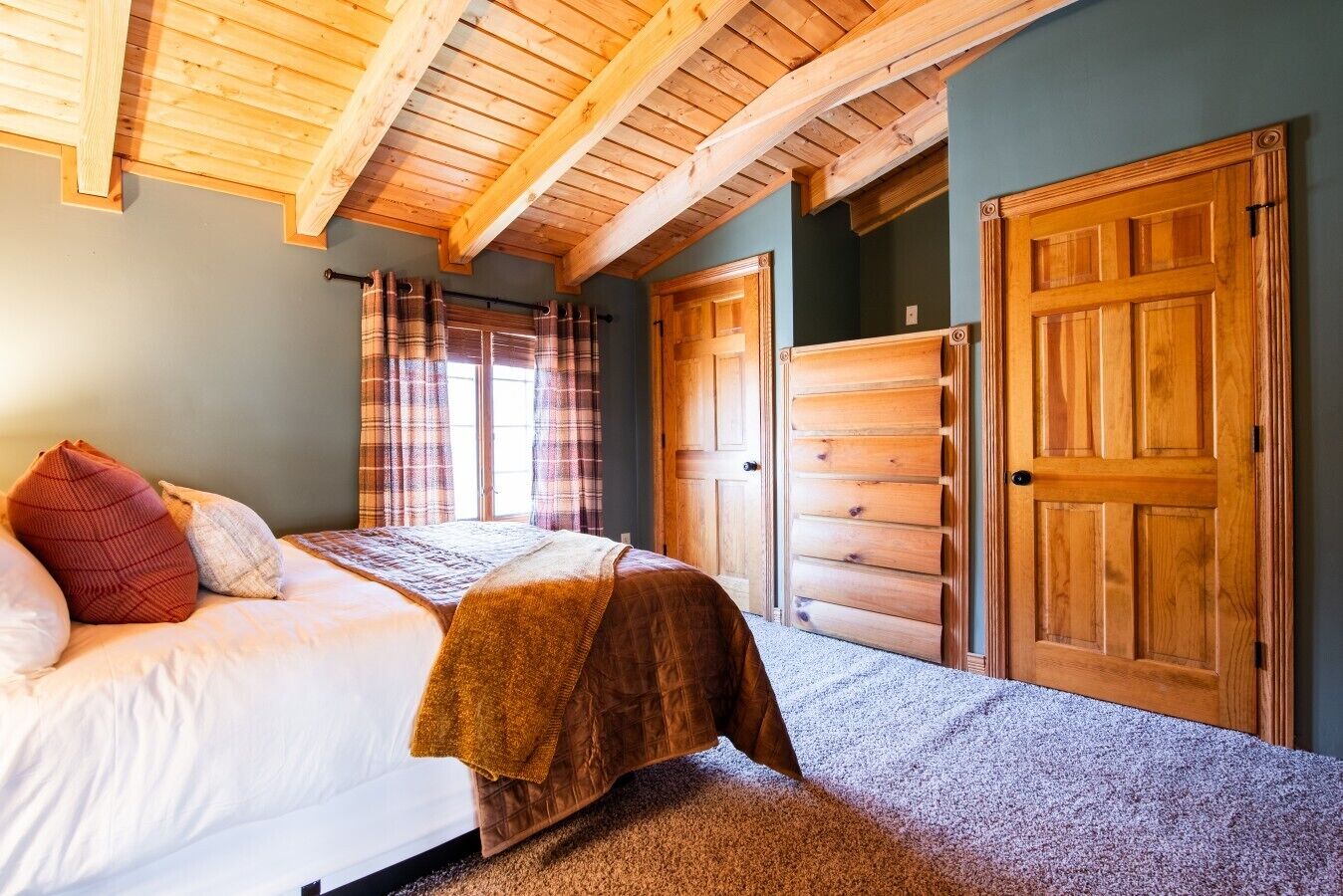 5 bedrooms, desk, WiFi, bed sheets