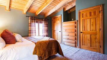 5 bedrooms, desk, WiFi, bed sheets