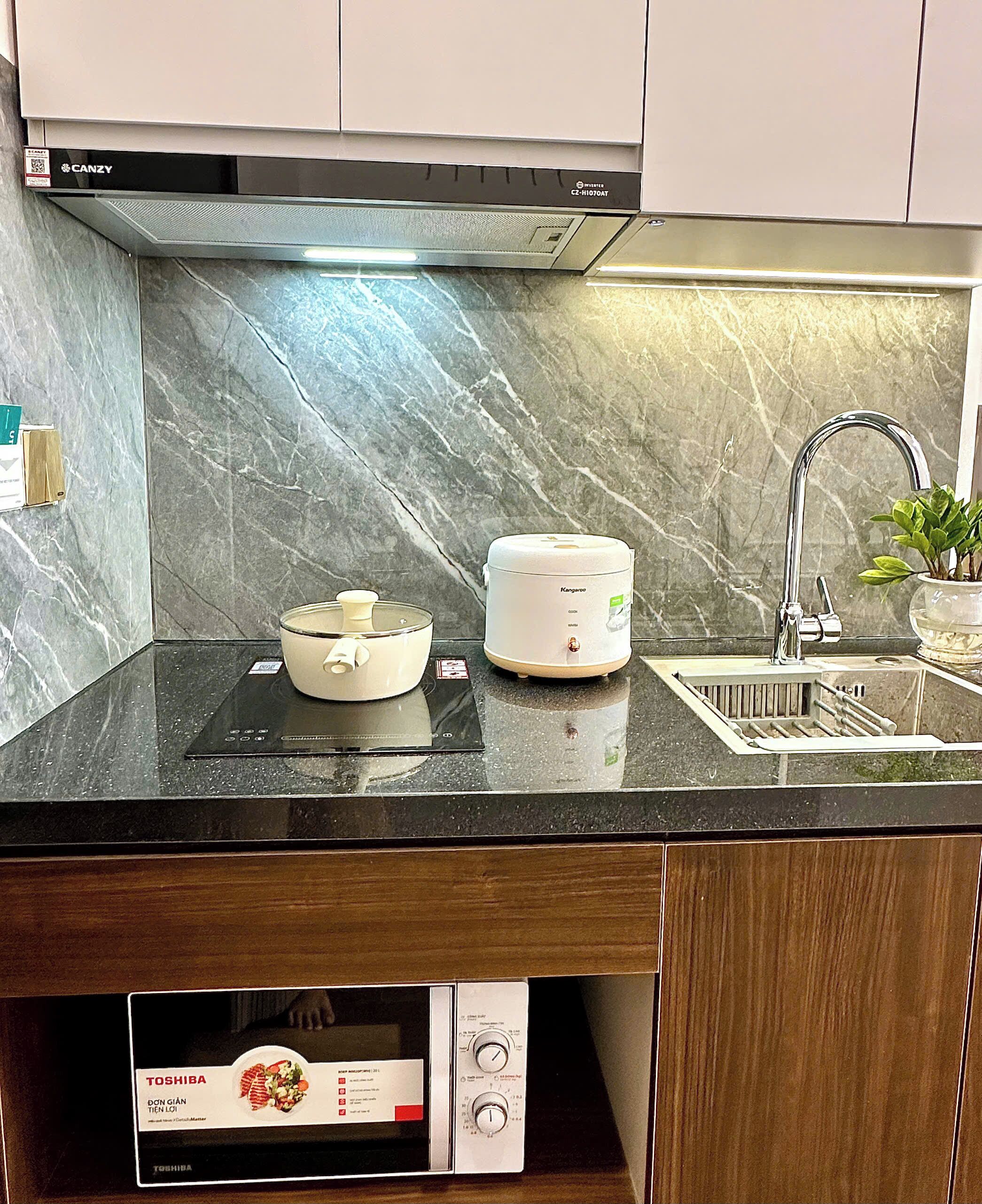 Royal Apartment, Courtyard View | Private kitchen